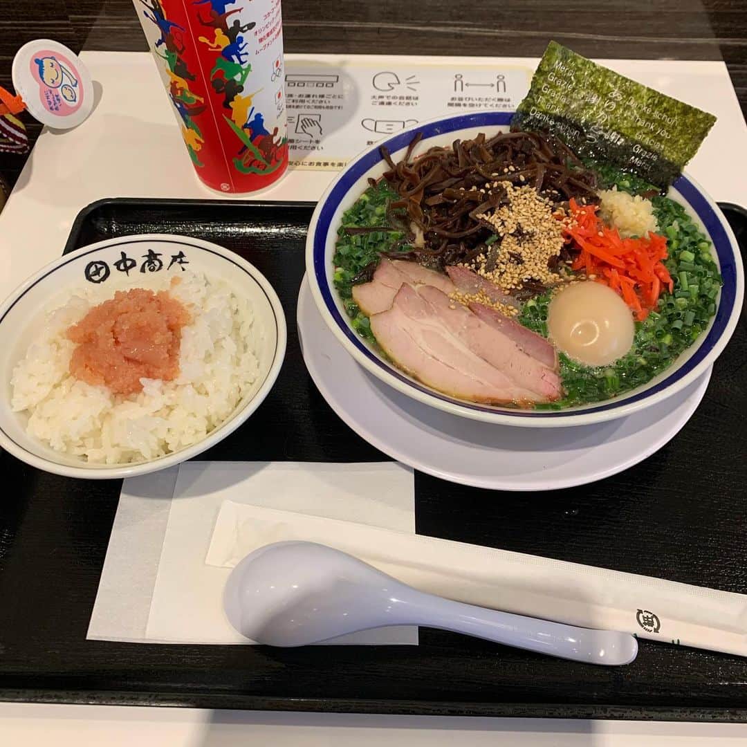 内山信二のインスタグラム：「ランチは長浜ラーメン🍜  ネギとキクラゲをトッピング‼️  明太子ごはん、ゼロコーラ付き😁」