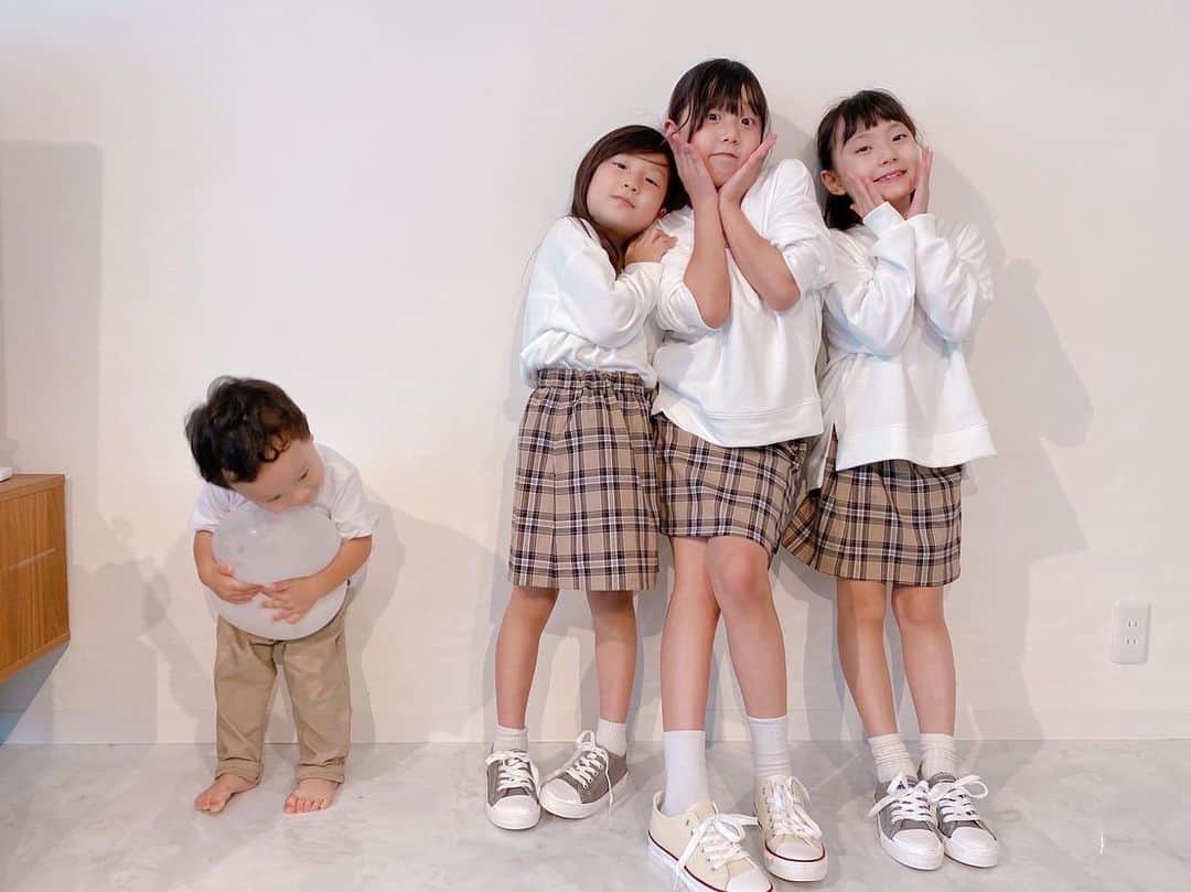江原千鶴（エハラチヅル）のインスタグラム：「三姉妹のGUコーデ❤️  チェックスカートのチャックの部分がお気に入りみたい😍  アイドルのイメージなのか、これ着て踊りまくってたw  トップスは薄手のスウェットだから、冬にアウター着てもモコモコしない👍 モコモコすると気持ち悪いらしくて嫌がるのよね…  みう135cm（140cm着用） ふう125cm（130cm着用） おとは115cm（120cm着用）  #gupr #gukids  #子供服 #裏起毛じゃないスウェット #三姉妹#姉妹コーデ#小学生コーデ」