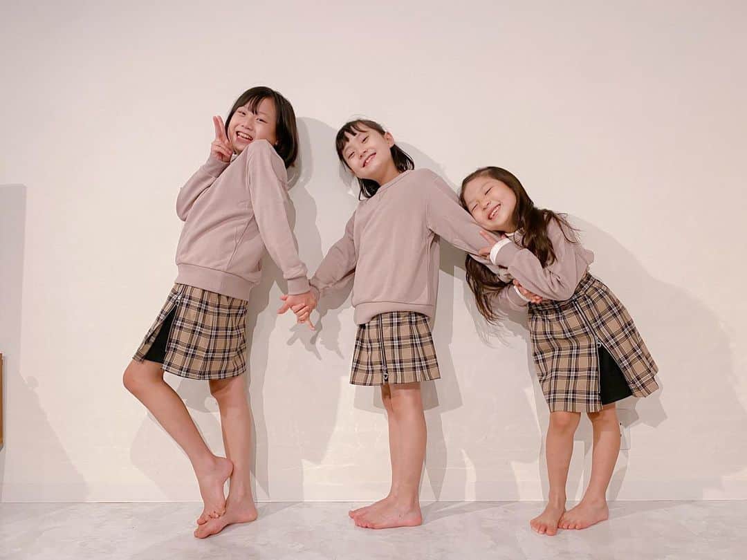 江原千鶴（エハラチヅル）さんのインスタグラム写真 - (江原千鶴（エハラチヅル）Instagram)「三姉妹のGUコーデ❤️  チェックスカートのチャックの部分がお気に入りみたい😍  アイドルのイメージなのか、これ着て踊りまくってたw  トップスは薄手のスウェットだから、冬にアウター着てもモコモコしない👍 モコモコすると気持ち悪いらしくて嫌がるのよね…  みう135cm（140cm着用） ふう125cm（130cm着用） おとは115cm（120cm着用）  #gupr #gukids  #子供服 #裏起毛じゃないスウェット #三姉妹#姉妹コーデ#小学生コーデ」10月3日 16時46分 - eharachizuru