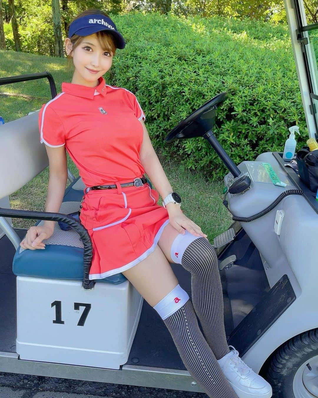 のインスタグラム：「. アルチビオコーデ❤️ 鮮やかで、この色かわいい〜🥰❣️ 靴下はサイドにラインストーンがついててキラキラしてたよ✨ . しかし太陽が強くてまたもやしっかり焼けた😫 時計型距離計だからその跡がくっきり残ってしまったよ、、😫 見事な時計焼け⌚️☀️ . #ゴルフ女子#ゴルフ初心者#ゴルフ#ゴルフ好き#ゴルフ好きな人と繋がりたい#ゴルフウェア#ゴルフコーデ#ゴルフファッション#ゴルフ女子コーデ#ごるふ女子#アルチビオ#archivio#golf#golfwear#golfwang#golfstagram#golfgirl#golflife#golfer#japan#japanesegirl」