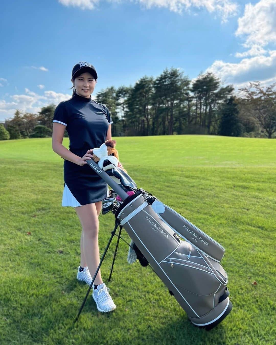 のインスタグラム：「newキャディバッグ💓 ペッレモルビダのベージュを選びました⛳️  スタンドバッグで軽くて持ち運びやすい！ 腰痛持ちには大変助かる軽さです😂🙏🏻 ポケット多くて使いやすいし 上品な素材でどんなウェアにも合う✨ 男性が使っててもスマートでカッコ良さそう♡  golfbag▶︎ @pellemorbida715  sun visor▶︎ @pxg  tops，skirt▶︎ @callawayapparel_japan  shoes▶︎ @adidasgolf  . #まいごるふ#ゴルフ#ゴルフ女子#ゴルフスイング#ゴルフウェア#ゴルフコーデ#ペッレモルビダ#pellemorbida #pr#maigolf#golf#golfswing#golfwear#골프#골프스윙#골프중독#골프웨어」