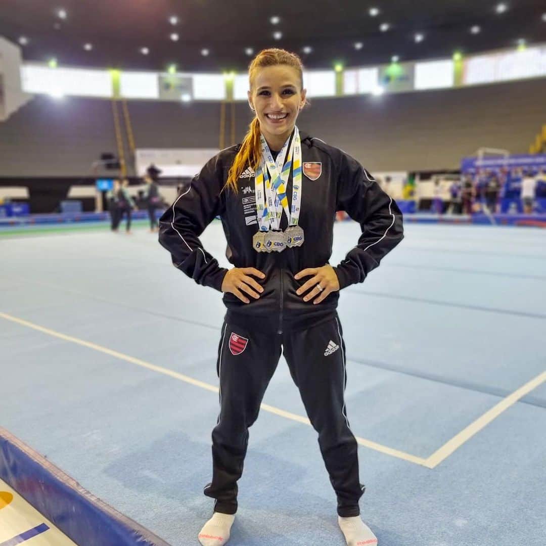 ジャジ・バルボサのインスタグラム：「Campeonato Brasileiro de Ginástica Artística 2021  Obrigada por todo carinho e apoio ❤️🖤  @timeflamengo  @flaginastica  @flamengo  @georgettevidor  @angelosabino2020  @resvalente  @dantunesgym  @walmyjr  @reinaldormjr  @rebecarandrade  @flavialopessaraiva  @loloo_santos  @danyhypolito  @mariahelo209  @hellenvitoriapingo  @thaynnamax  @franciscogym」