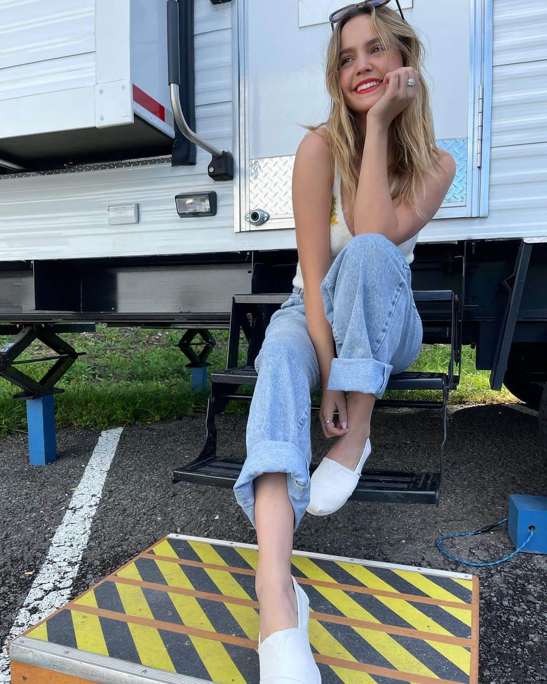 ベイリー・マディソンのインスタグラム：「From early call times to night shoots, cozy and comfy vibes are a must! I am grateful to do what I love every day and I love supporting my cast and crew. I also love slipping on my #TOMSAlpargata and supporting a brand that does SO much to give back and spread love - @toms commits ⅓ of their profits to grassroots good, supporting community-based organizations.  That makes wearing a shoe I love, even better. ❤️」