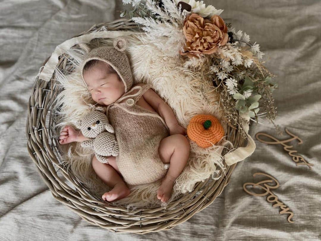 堀舞紀のインスタグラム：「🧸🧺🎃 . . . フッ フフッ フフフフフフッ♡ . . 産まれたらやりたかーた ヤーツ🥴♡ . . #newbornphotography  #ニューボーンフォト  . . 実はコレ、 私が撮ったの🤳♡ . . 今って凄いね、 自宅にこのフルセットが 届いて自分で撮影できちゃぅ プランがあるんだね🤭 . . 今回は @lucesorriso_18 さんで レンタルしました🌼🌼🌼 . . 自分の好きなタイミングで 好きなだけ撮影できて サイッコーだった😳 . ムシロ… 授乳で🤱🏽寝かしつけながら セッティングするから スタジオや、 カメラマンさんに 頼んでの撮影ぢゃ💦 無理だったな😂 . しかも3種類も衣装が入ってたから 全部撮ってみちゃったよね🥺 よくばり〜 . . しいていうなら、 上の子居ない時に撮れたら もっとスムーズだったな😂💦 . . 思い出として こーゆうのをセルフで残せるなんてとっても嬉しい🌼 . こんな時期だし、 家族だけで撮影できるのって 有難いよね✨ . . しかし、 思ったよりイクラが でっかくてww はみ出しちゃう問題。。 . . 新生児期ももぅおしまい🥺 だもんな。 ついに1か月検診が近づいてます🌼 体重どんくらいになってるかな〜 . . 私は産まれる前に予約したんだけど、とにかく人気で予約枠埋まっちゃうみたいなので是非お早めに！！！ . . . #ニューボーンフォトレンタル #レンタルニューボーンフォト #セルフニューボーンフォト #お家スタジオ #newborn #新生児 #セルフスタジオ #撮影　#shoot #kidsfashion  #kidsphotography」