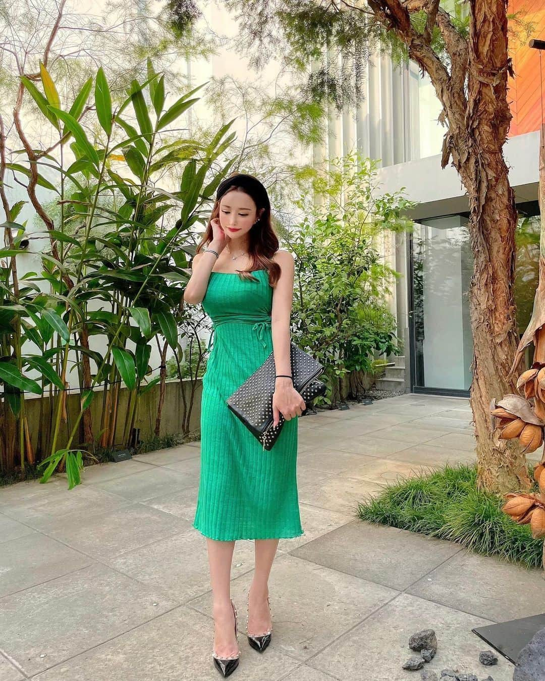 蘭子さんのインスタグラム写真 - (蘭子Instagram)「真夏の緑コーデ☀️👒👗🐍🍃🍀🌱🍏💚 . なのに気づいたらもう秋🍁← 写真も気持ちも季節に追いついてないです🤣 . 2021年なんだかあっという間に感じます🍂 一日一日大切に生きないとですね🥺 . . 👗dress: @zara  👠shoes: @maisonvalentino  👜bag: @deuxiemeclasse  . . . #ザラジョ#ザラジョコーデ#ザラコーデ#ザラ#きょコ#今日のコーデ#ワンピースコーデ#緑コーデ#表参道#zara#zarawoman#zaradress#zaraoutfits#ootd#outfitoftheday#dress」10月3日 19時32分 - xx_ranko_xx