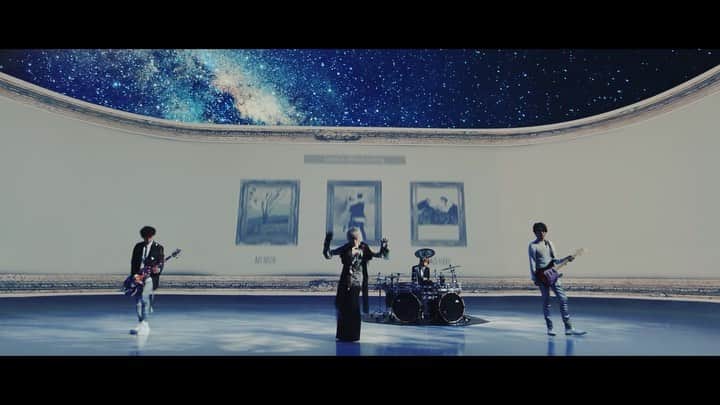tetsuyaのインスタグラム：「本日20:00よりL’Arc〜en〜Ciel New Single「FOREVER」のMusic Clipフルバージョンが YouTubeにて公開されました！ぜひご覧ください！ https://youtu.be/jVlezpAcRRo  #LArcenCiel  #TETSUYA  #ラルクはフォーエバー」