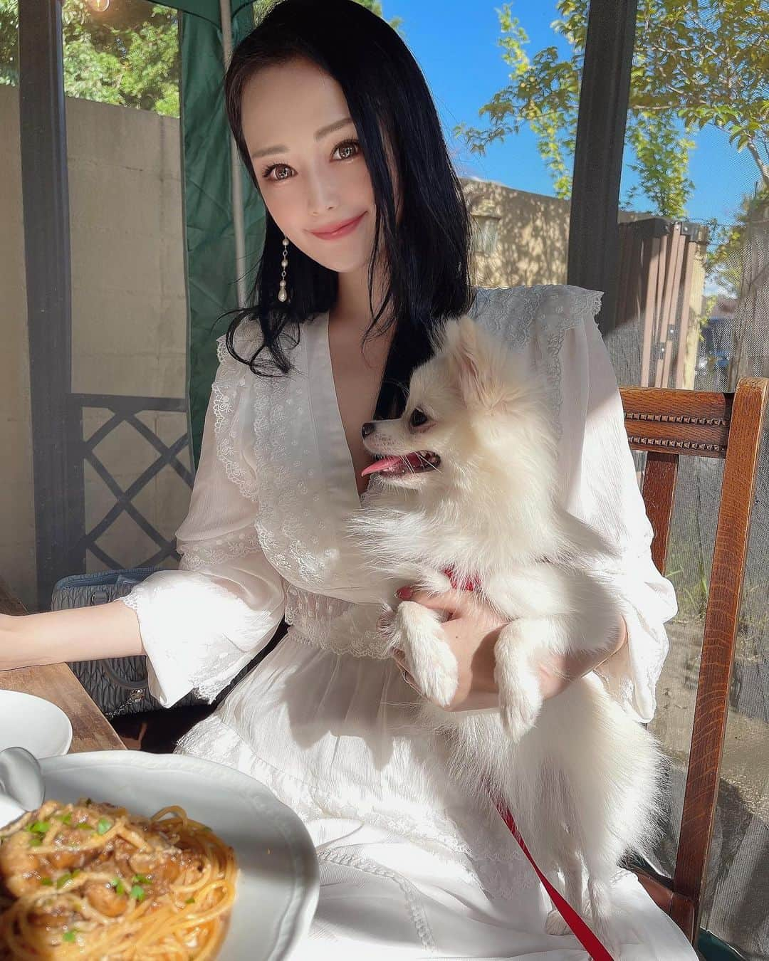 本多胡桃さんのインスタグラム写真 - (本多胡桃Instagram)「わんことテラスランチ🍽💕🇮🇹  去年静岡に立ち寄った際に たまたま見つけてすごく素敵な場所だったので、 あむちゃん連れて今年も来たよ🐶🤍  わんこ連れにも優しくて パスタもピザも本当に美味しいの🥺🥺🥺💕🇮🇹  こんな場所が近所にあればいいのになぁ🥺  私のおすすめは おっきいおっきいカルツォーネ🍕❤️‍🔥  #イタリアン#ランチ#静岡県#フィオレンティーナ#ことたび#いぬのいる暮らし#ポメラニアン#ガーデンウェデング#チャペル#静岡グルメ」10月3日 19時43分 - kotohonda