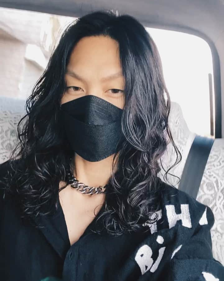 JOHNNYのインスタグラム：「6/17にあてた南式酸性デジタルパーマ  今日でだいたい3ヶ月半経つけど  パーマあてたてか？ってくらいまだまだグリングリン  もちろんぼくはコテとか使わないからデジタルパーマそのまんま  なんてこったい  @keitadoll  @_under7    #南式酸性デジタルパーマ  #酸性デジタルパーマ  #UNDER7 #ロン毛 #ロン毛男子」