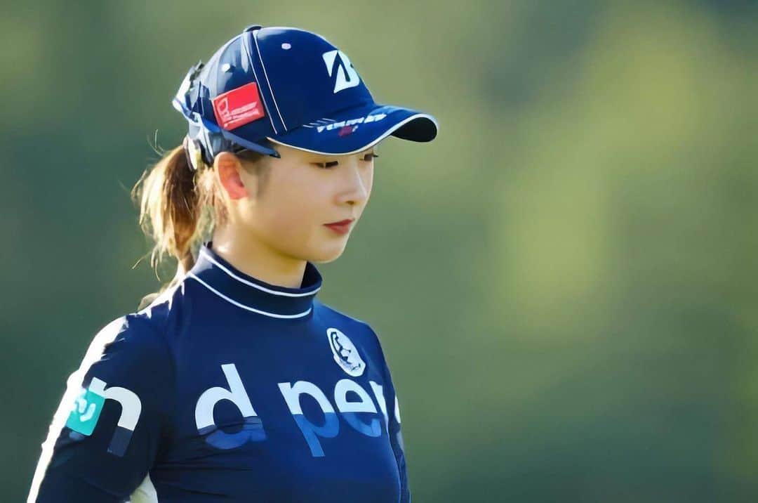 松田鈴英のインスタグラム：「日本女子オープン終了。 たくさんのご声援有り難うございました！ 納得のいくプレーができない日々が続きますが、前を向いて最後まで諦めず頑張ります😊  次回の試合は、スタンレーレディスゴルフトーナメントに出場します。引き続き応援宜しくお願いします！  #ニトリ  #ブリヂストンゴルフ  #kose  #税務研究会  #ミスタードーナツ  #フューチャーアーキテクト  #バジェットレンタカー  #日野ゴルフ倶楽部  #アンパスィ  #アディダスゴルフ  #bmw」