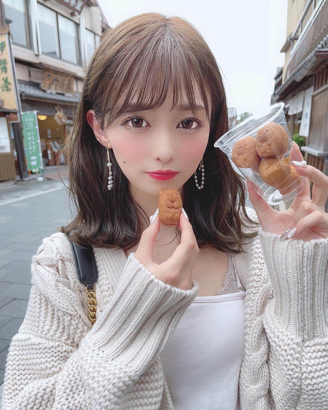のインスタグラム：「⁡ ⁡ ⁡ ⁡ 前の投稿、たくさんのコメントやDMを ありがとうございます🙇🏻‍♂️ ⁡ ひとつひとつ読んで、 皆さんからの愛を改めてすごく感じてます😢♡ ⁡ ものすごいたくさんの方からいただいていて、 皆さんにお返しするのは難しいかもしれませんが ゆっくり返していけたらと思ってます😌 ⁡ ⁡ だいすきです。ありがとう。 ⁡ ⁡ #カラコン #ootd #outfit #coordinate #fashion #コスメ好き  #自まつ毛メイク #りなてぃー #rinatea ⁡ ⁡ ⁡ ⁡」