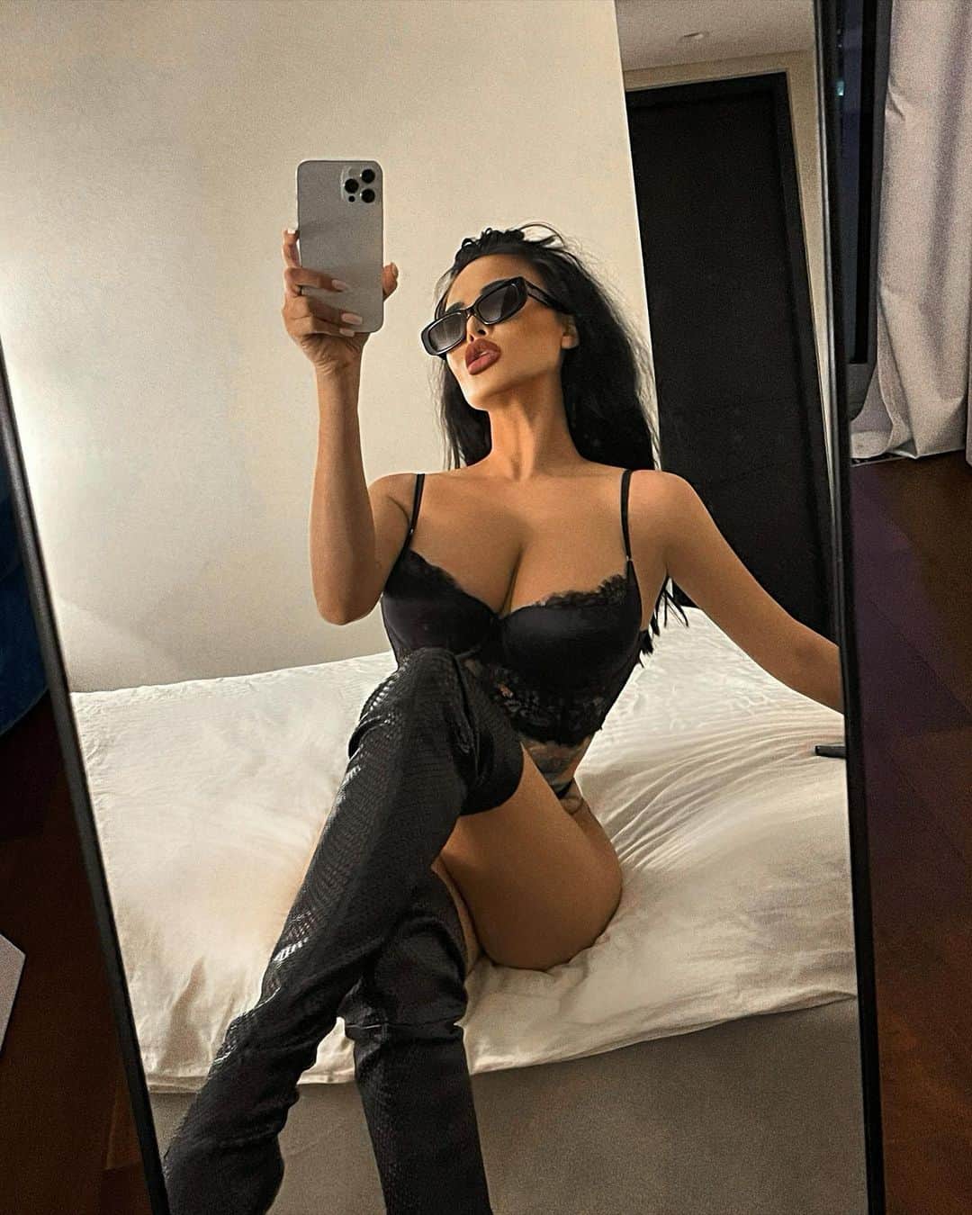Nita Kuzminaのインスタグラム：「Samka Bogomola ♠️ __ Link in bio!  More exclusive content for you 💋」