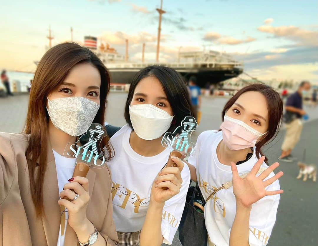瀬戸早妃のインスタグラム：「ハマ(ヤマ)の帝王💚  まだまだ余韻に浸っています… 大好きなメンバーで観に行けて 嬉しかったです(*^^*)✨  ゆうちゃんずさんの 最新iPhoneで動画撮ってもらいました🎵 シネマティックモードすごい👏 普段の3人の空気をそのままお届け。笑  #望海風斗 さま #SPERO #横浜 #supervoyager #宝塚forever #シネマティックモード  #シネマティックムービー」