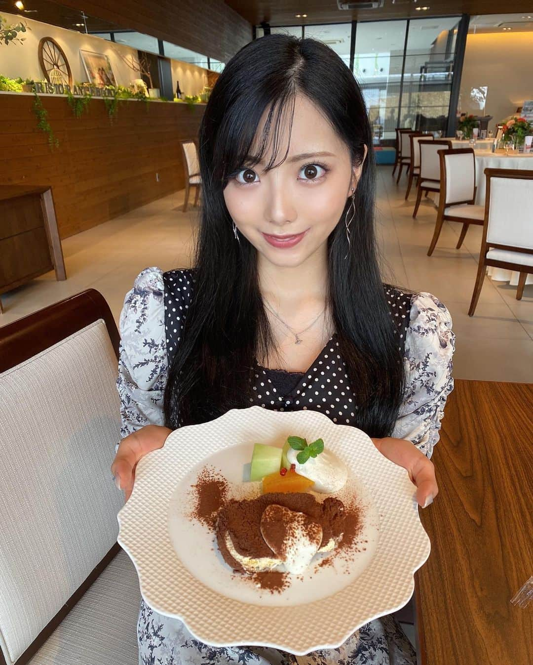 山下みちるさんのインスタグラム写真 - (山下みちるInstagram)「・ 大分県中津市にある ヴィラルーチェでランチ🍽♥️  ハンバーグの照り焼きソースが 今までで1番美味しかった🙈🙈 もちろんティラミスも最高❤︎  落ち着いた雰囲気で 美味しいお料理が楽しめる場所でした💐 ・ #ヴィラルーチェ #villaluce  #大分 #大分グルメ #中津グルメ #ランチ  #ハンバーグ #ティラミス #ワンピース  #데일리룩 #점심 #푸드스타그램 #ootd #instafood #instagood」10月3日 21時07分 - hello_chiruchiru