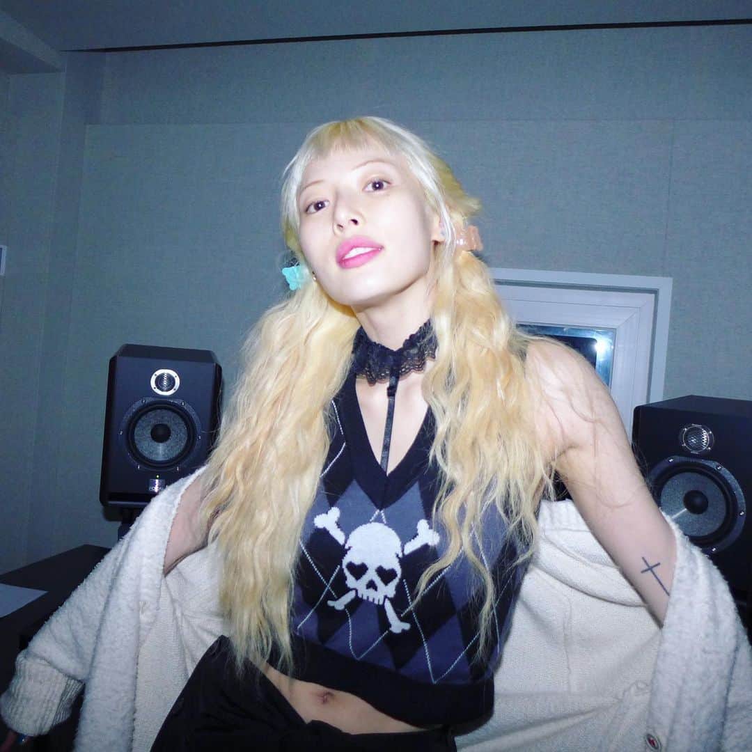 ヒョナ さんのインスタグラム写真 - (ヒョナ Instagram)「🎹🎙☠️🖤」10月3日 21時15分 - hyunah_aa