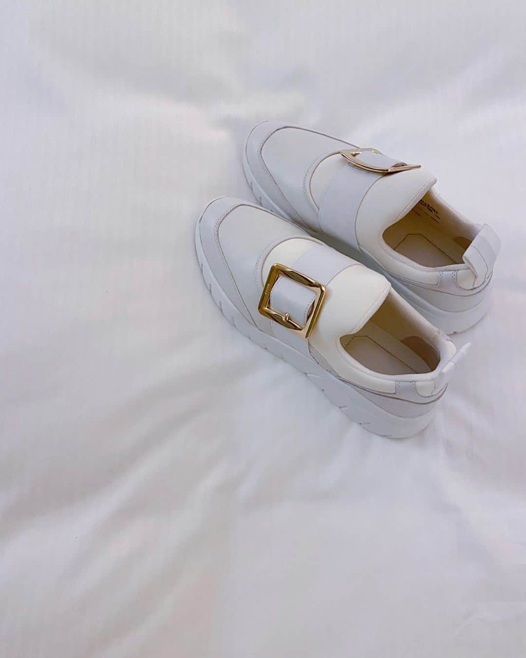 篠田麻里子さんのインスタグラム写真 - (篠田麻里子Instagram)「あと約1週間✨ 連日新歌舞伎座行き来なので撮る写真が無いんですが😬 お気に入りの靴✨  綺麗めに履けるスニーカー👟 シャツブラウスに合わせたいな🤤  @bally #大人コーデ#shoes」10月3日 21時21分 - shinodamariko3