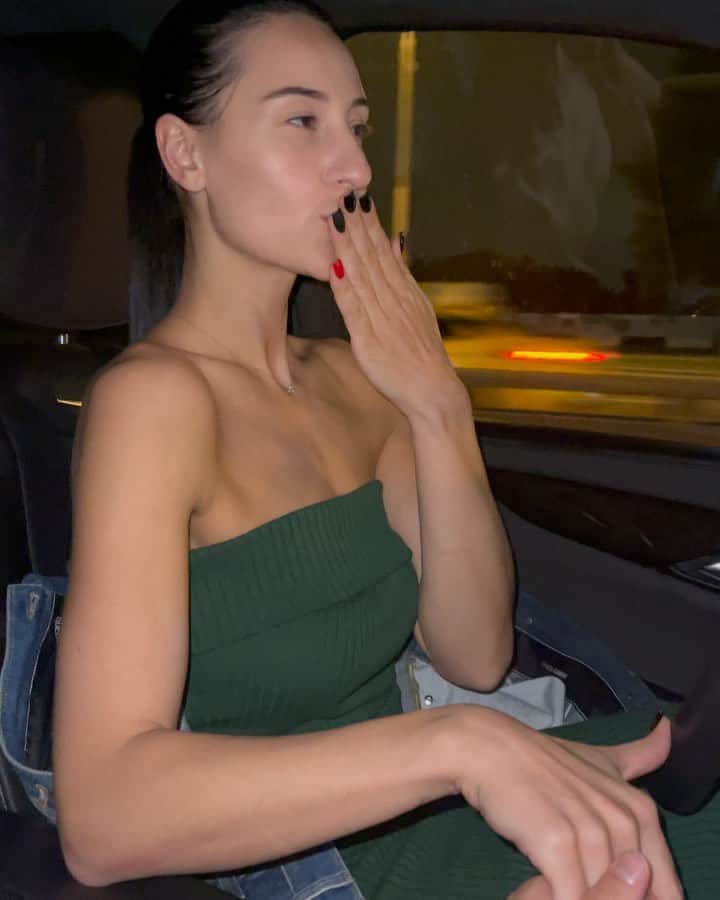 ヤナ・イグリアンのインスタグラム：「🖤」