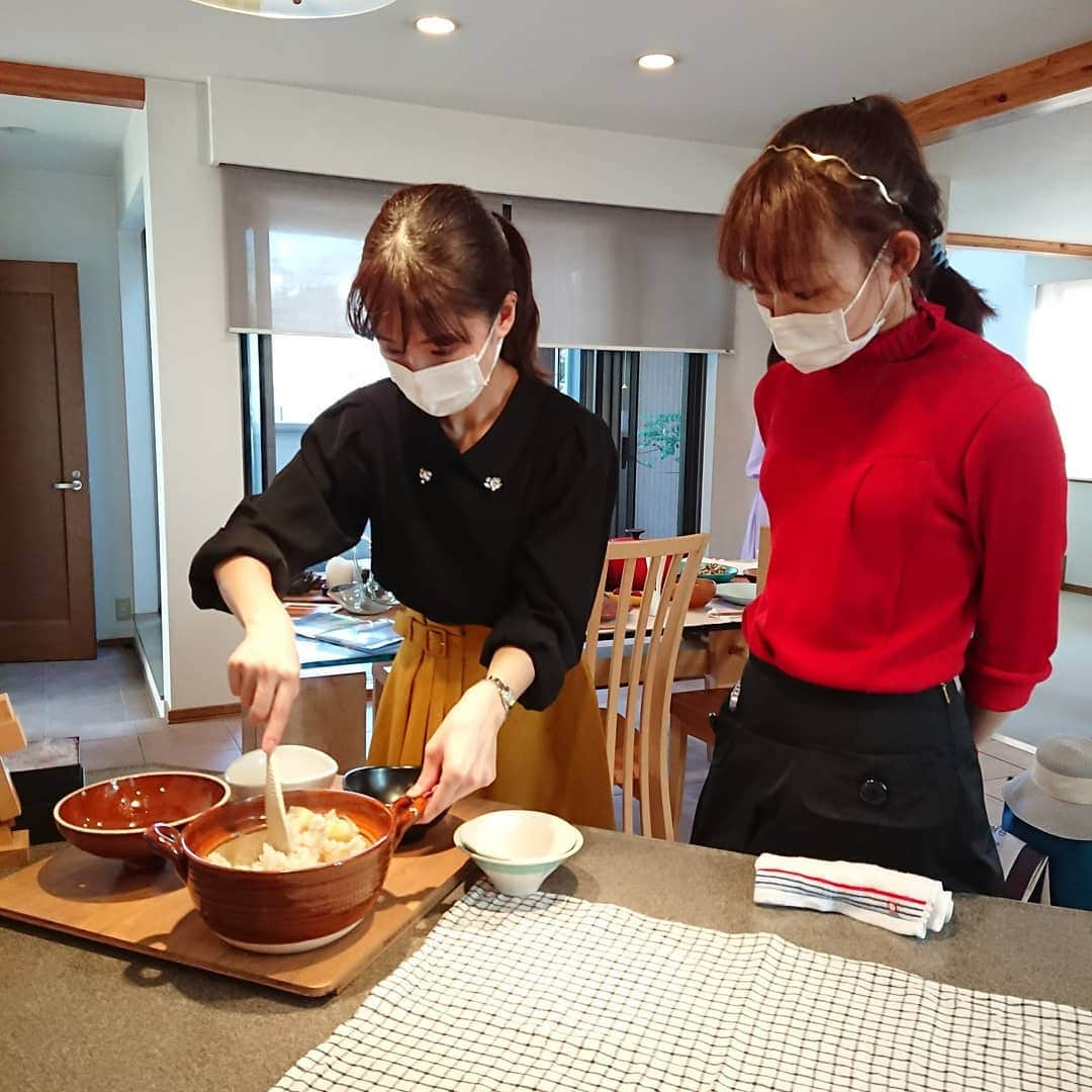 富永美樹さんのインスタグラム写真 - (富永美樹Instagram)「まずは#お料理会の写真😊 #鶏肉を観音開きする光ちゃん #紀野ちゃんに教える光ちゃん #キッチン でパチリ  #サラダを盛り付けるおかもっちゃん #秋のサラダ #蓮根 #カボチャ  #鶏胸肉の塩麹焼き  #きのこソース #ゆず胡椒風味  #栗ご飯をよそる紀野ちゃん  #栗ご飯 #土鍋ご飯  #料理教室 みたいで みんなで楽しく#クッキング しました😊  光ちゃんは元気いっぱいでした🙆 そして 光ちゃんは変わらず光ちゃんでした😁💕 この半年の色々な話をしてくれて みんなで大笑いした1日でした  #光ちゃん #紀野紗良 #岡本沙紀  #東大王」10月3日 21時33分 - miki.tominaga.official