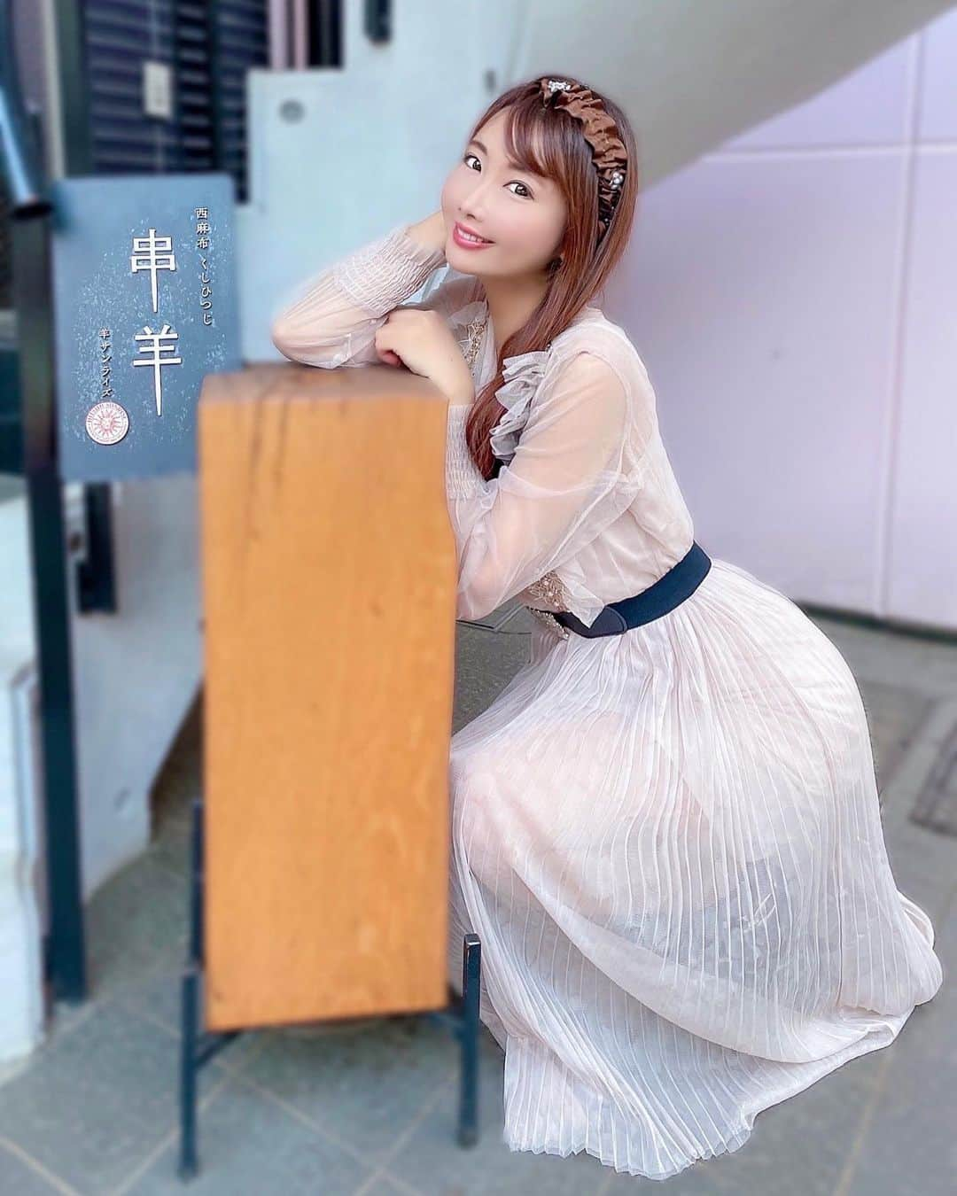 坂地久美さんのインスタグラム写真 - (坂地久美Instagram)「🐏串羊 羊サンライズ🐑さんで、  大好きなお友達と幸せな時間でしたぁ💕  🌈明日からまたロケ撮影🌈  ファイティン💜  ※撮影時のみ、マスクを外してます。  #串羊 #西麻布 #羊専門店 #六本木グルメ #西麻布グルメ #六本木ディナー #乃木坂グルメ #羊サンライズ新業態 #ラム #ラムチョップ #ワイン #グルメ女子 #女子会 #女子会ディナー #グルメスタグラム #インスタ映え #kumisakachi #sakachikumi #坂地久美」10月3日 21時27分 - sakachikumi