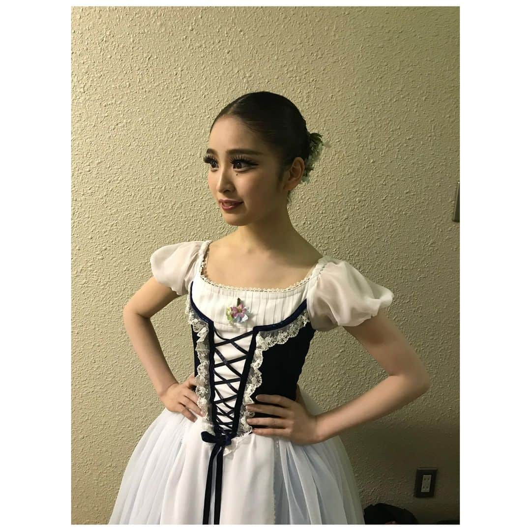 佐竹桃華さんのインスタグラム写真 - (佐竹桃華Instagram)「・ "Giselle" ・ 私がモデルの 祖母が描いてくれた絵🖼 素敵でしょ〜っ！！ ・ 実はこのお衣装も祖母が 高2の時に作ってくれたもの👏 ・ デザインを考えて 一緒に生地を選びに行って、、 世界に１つの衣装が🩰🌟 ・ コロナのせいで 1回しか着れなかったのが残念だけど😢 大切に保管しているので いつか誰かに着て貰いたいです💭 ・ それにしても どうしてこの血を継いでる私が あの絵心なのだろうか、、 ・ 不思議です🙂 ・ ・ ・ #油絵#絵画#一水会展 #村娘ジゼル#ジゼル #バレエ#giselleballet  #素敵な絵#素敵な衣装 #私はこの血を引き継いでいる #信じがたい事実だよね #そして高2の私#細い #何があった#痩せろ🐷」10月3日 21時52分 - momokasatake