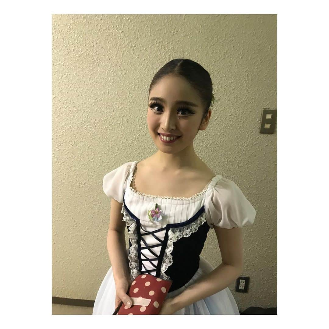 佐竹桃華さんのインスタグラム写真 - (佐竹桃華Instagram)「・ "Giselle" ・ 私がモデルの 祖母が描いてくれた絵🖼 素敵でしょ〜っ！！ ・ 実はこのお衣装も祖母が 高2の時に作ってくれたもの👏 ・ デザインを考えて 一緒に生地を選びに行って、、 世界に１つの衣装が🩰🌟 ・ コロナのせいで 1回しか着れなかったのが残念だけど😢 大切に保管しているので いつか誰かに着て貰いたいです💭 ・ それにしても どうしてこの血を継いでる私が あの絵心なのだろうか、、 ・ 不思議です🙂 ・ ・ ・ #油絵#絵画#一水会展 #村娘ジゼル#ジゼル #バレエ#giselleballet  #素敵な絵#素敵な衣装 #私はこの血を引き継いでいる #信じがたい事実だよね #そして高2の私#細い #何があった#痩せろ🐷」10月3日 21時52分 - momokasatake