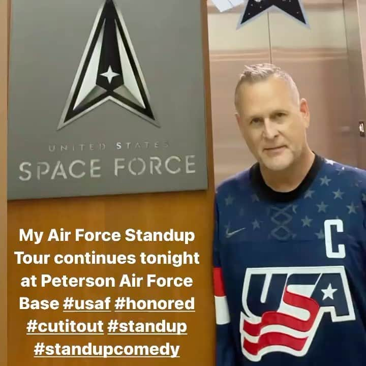 デイブ・クーリエのインスタグラム：「My #usaf Standup Tour is a blast! 17 more bases/shows to go! #cutitout #standup #standupcomedy」