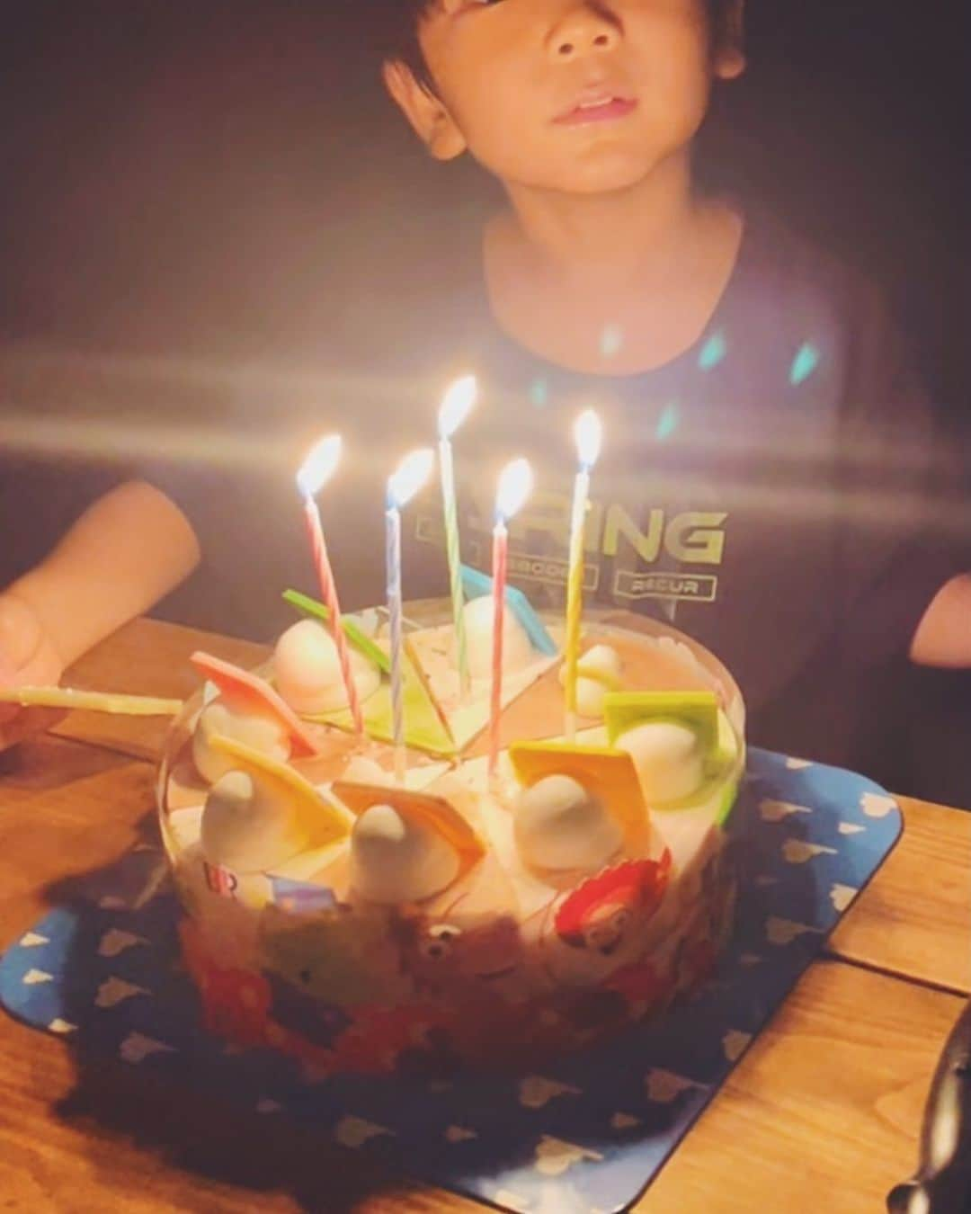 ぽこさんのインスタグラム写真 - (ぽこInstagram)「息子の5歳の誕生日🎂 今回も毎年恒例のアイスケーキでした🍰 ⁡ 新作のトイストーリーは最初から切れてるし、フレーバーは15種類もあってお得感も凄かったよ🥰 ⁡ 息子の誕生日を知ってくれている方からのプレゼントも全て渡しました🎁 本当にありがとう☺️✨ ⁡ ⁡ ⁡ ⁡ #サーティワン #アイスケーキ #トイストーリー」10月3日 21時53分 - ra__04ever