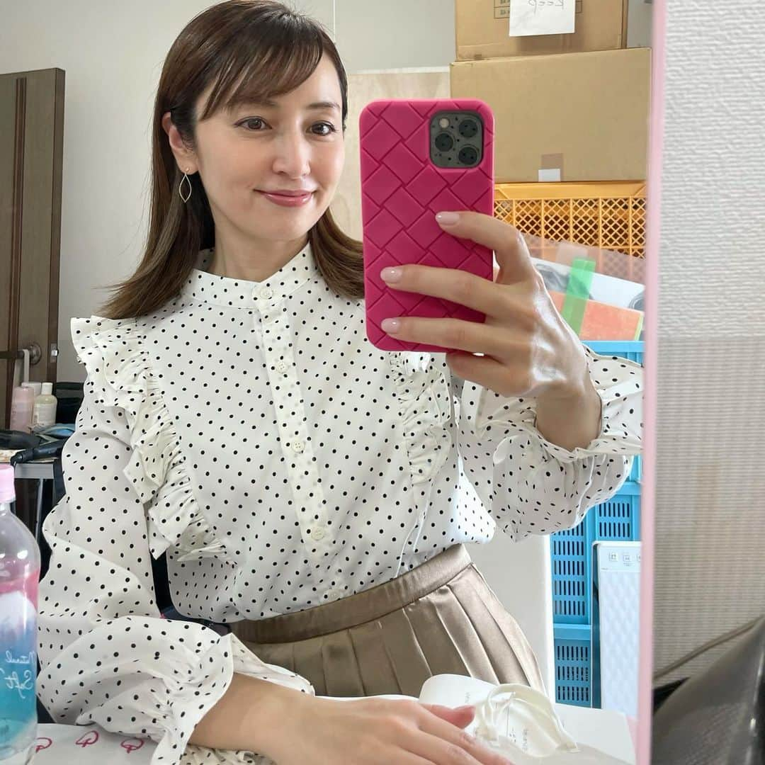 矢田亜希子さんのインスタグラム写真 - (矢田亜希子Instagram)「本日もお疲れ様でした‼︎ #祖父江ママ#この初恋はフィクションです #tbs#ドラマ#よるおびドラマ#左に撮影カメラマンの#大場ちゃん写ってる#五歳の頃からドラマを観て応援してくれていたなんて嬉しいお言葉をありがとうございました‼︎」10月3日 22時41分 - akiko_yada