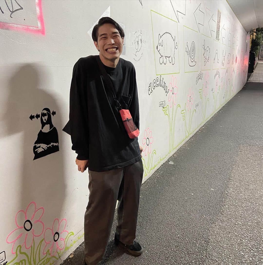 津久井コブシのインスタグラム：「カッコイイトンネル見つけちゃった！ #宮下公園  #渋谷 #トンネル #エモい」