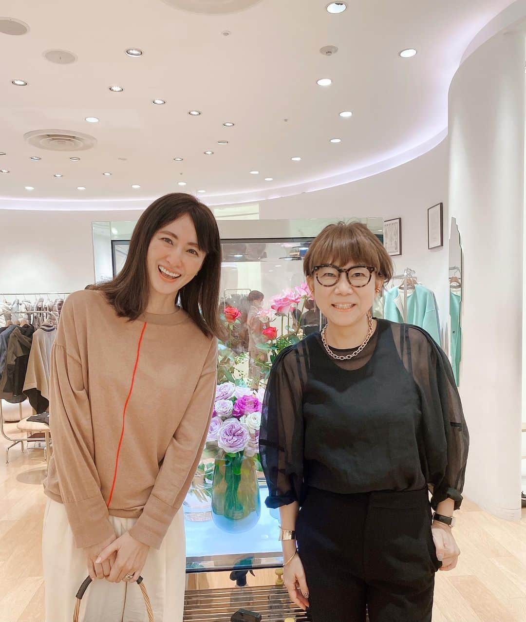 前田ゆかのインスタグラム：「@reolove0329  @nemika_tamagawa  @chan_suzukichan  鈴木ひとみちゃんのアクセサリーブランド 『Hh』 初のpopupイベントへ  ひとみちゃんに会いに行くと、 たくさんのひとみちゃんファン！お友達が駆けつけて店内は賑わってました！  webでも大人気のイヤーカフが入荷していたので実際試してみると、シンプルなものと重ね付けもピアスと合わせるのも大人っぽくて良い感じ。  左右ニュアンスの違うイヤーカフをセットでお持ち帰りしました♪ 他にもかわいい新作色々✨  実際手に取って試せる貴重なチャンスは10月中旬まで開催とのことです♪  #Hh #nemika二子玉川 #アクセサリーpopup #スタイリスト #鈴木ひとみ #毎日がたのしく手に届くアクセサリー」