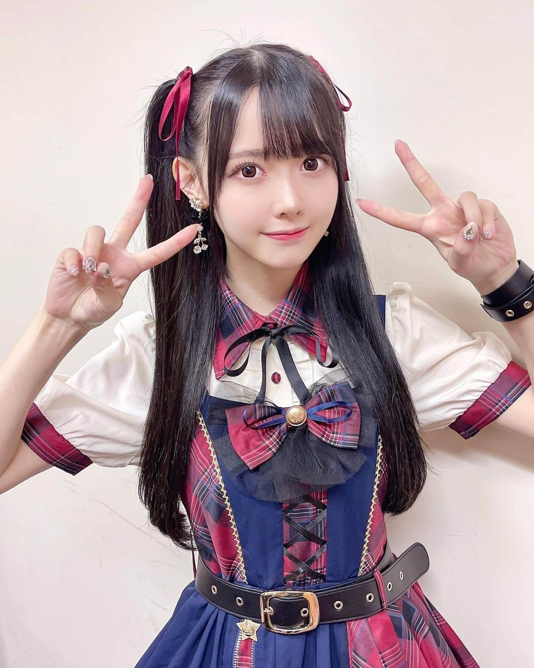 松本ももなさんのインスタグラム写真 - (松本ももなInstagram)「アイドル衣装みたい??🎀 衣装っぽくて本当に可愛かったです♡  ( ˶ˆ꒳ˆ˵ )ｴﾍﾍ ラスアイサバイブのお洋服は 全部私服です✨  どれくらいもってるの？と よく聞かれたのですが ほぼサバイブ用にゲットしました💕  すきなお洋服をサバイブで 沢山着てパフォーマンス出来たのも 楽しみの1つでした‎(ᐡ o̴̶̷̤ ﻌ o̴̶̷̤ ᐡ)🎀  アイロンがけがんばったけど トランクに入れて持ち歩くと… お洋服にシワが…(⸝⸝⸝ᵒ̴̶̷̥́ - ᵒ̴̶̷̣̥̀⸝⸝⸝) 気付かないふりで頼んだぞ😉🙏  #私服 #アイドル衣装 #ハーフツインテール #ハーフツイン #ラスアイサバイブ #ラストアイドル #ロリータ #lolitafashion #lolita #sweetlolita #japanesegirl #kawaiigirl」10月3日 22時56分 - momona.1012