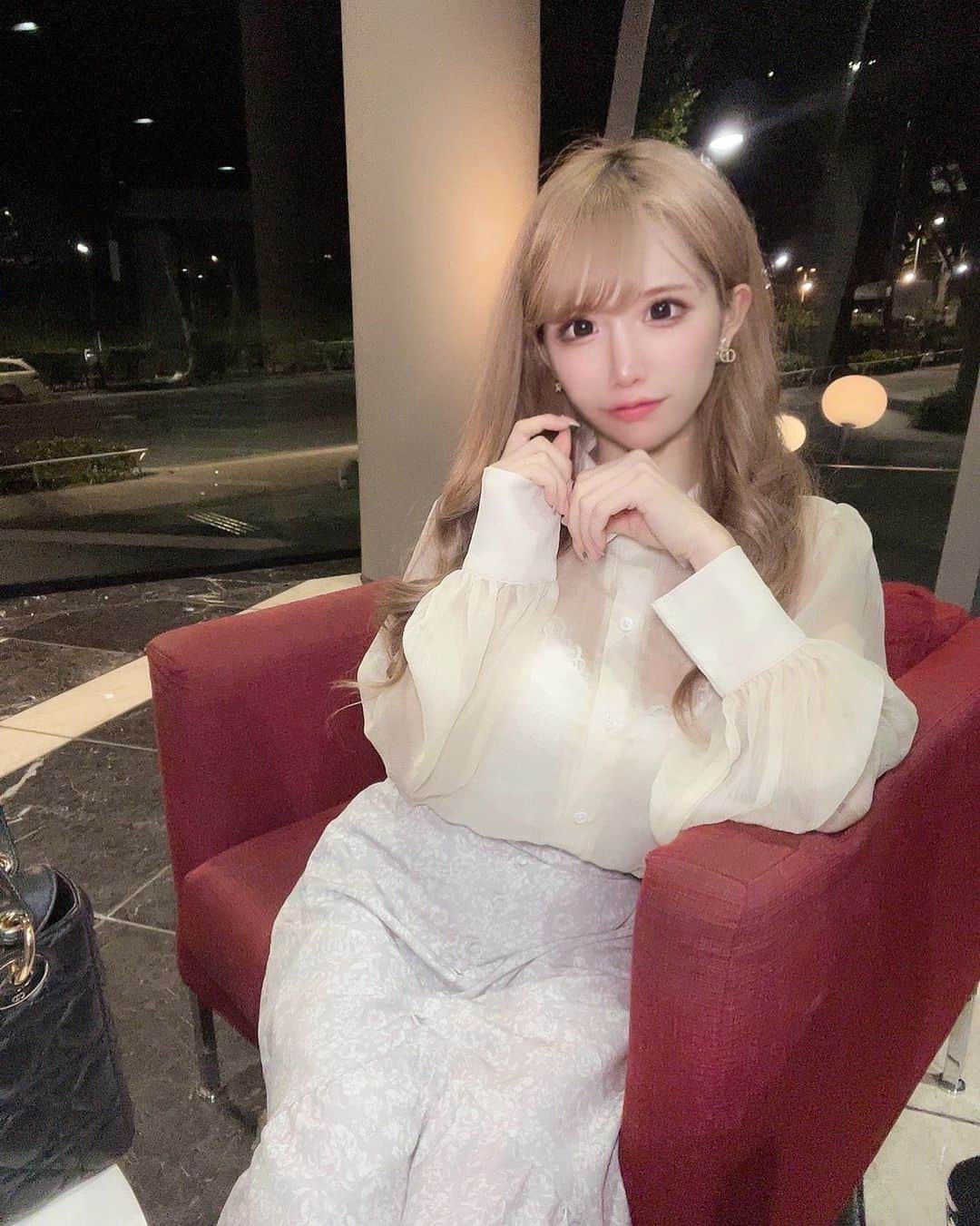 にゃいりんのインスタグラム：「🤍🏹 . . ぜんしんしろっぽくしたくて組んだcode いちねんまえ?くらいに買った眠っていたシャツ(@archives__official )をきてみた スカートは @rienda_official だった気がする . 最近は割と落ち着いた服装すきになりつつある たまに発作でthe女の子な服も着るけど . 着たい服どんな系統だって着たっていいよねおんなのこたのしもぅ . . . #白 #white」