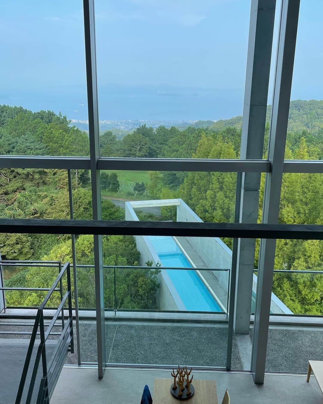 ミーシャ・ジャネットさんのインスタグラム写真 - (ミーシャ・ジャネットInstagram)「(日本語下記^^) The Setouchi inlet sea is where we stowed away in this stunning retreat. The most heart-stopping view, dotted with islands - as tall as the Tokyo Sky Tree is from sea level. I didn’t know it was my dream to stay in a hotel until I got here.   As the sun set, it burned neon pink and burned the world in its brilliant hue. Reality, or all of the anxiety that comes with reality, was gone for a moment.   Designed by Tadao Ando and now a private 7-room resort, we never could have gotten in with tourists abound. It was our last chance, and we took it. This isn’t sponcon, just a couple of friends who shared in the desire to spend some money so we could try to stop time for one night. And we did it. A highly recommended experience.   太陽が世界をショッキングピンクの色に染まりながら、ベランダから瀬戸内を見渡しました。その一瞬、悩みと不安が太陽と一緒に地平線へ溶け込んだ。あのピンク、iPhoneじゃ伝わらない色。あの一瞬、言葉じゃ伝わらない気持ち。  この部屋の高さは、スカイツリーと同じくらいらしい。ここはスポンサーや広告じゃなく、ただ友達4人揃って、自分へのご褒美として泊まりたかっただけ。仕事に対するありがたさを感じた。毎日はハードでも💪🏻  ってか、こういう安藤忠雄によるデザインはどタイプだ。そして、四国はとてもきれい。また、その気持ちを感じに青凪リトリートに来たいと思う♨️   #青凪リトリート #青凪 #tadaoando #japaneseretreat #japanluxuryhotel  #luxuryjapan #setouchihotel #thedesignhotelsbook #瀬戸内ホテル #traveljapan #designerhoteljapan #designerhotel #onceinalifetimeexperience」10月3日 23時17分 - mishajanette