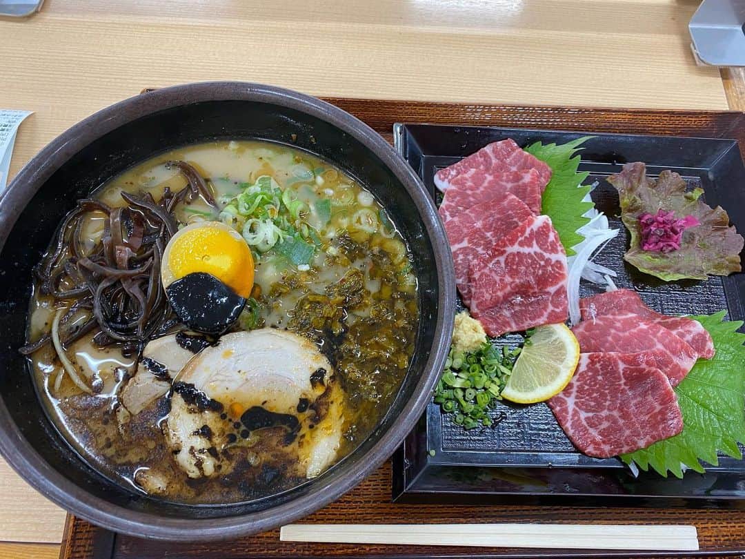 ヒラヤマンのインスタグラム：「食い合わせww #熊本県 #馬刺し #高菜ラーメン」