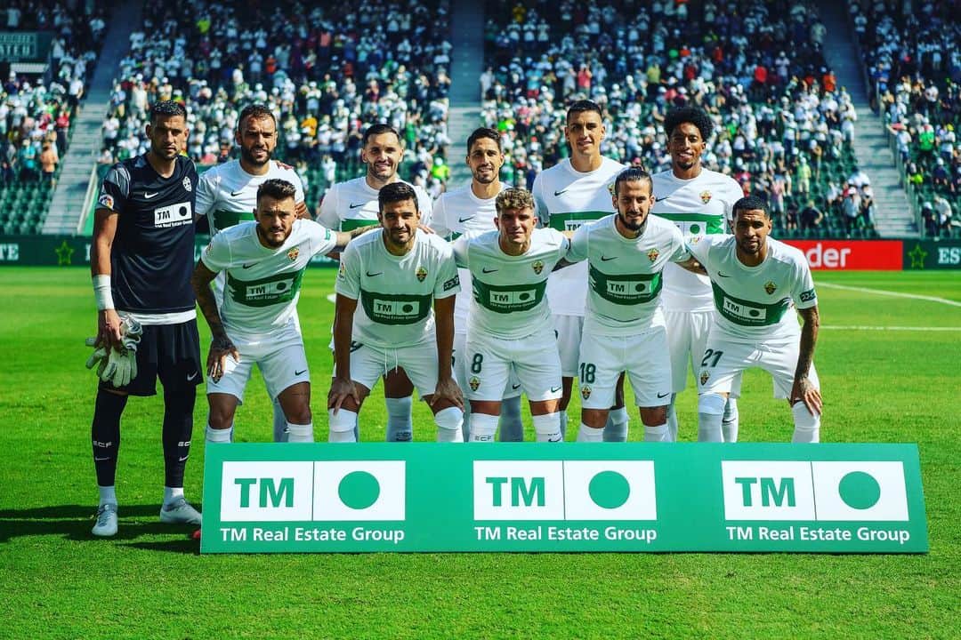キコ・カシージャのインスタグラム：「+3!! Fin de semana redondo ✅✅ #muchoelche #cleansheet 💚🤍🌴⚽️」