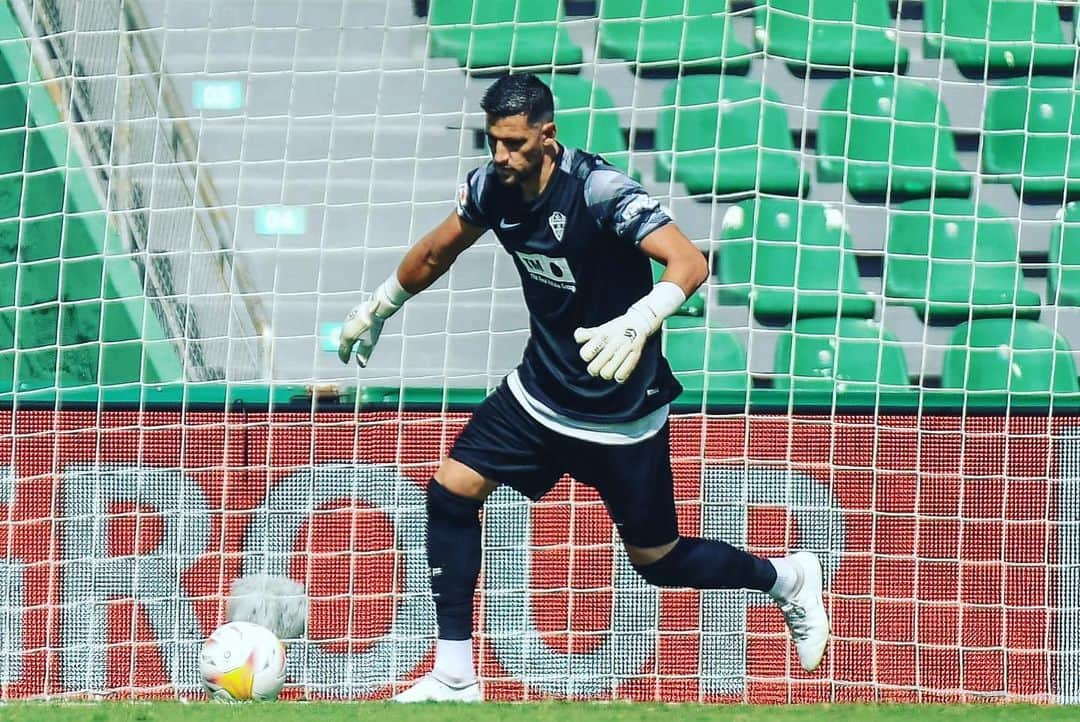 キコ・カシージャさんのインスタグラム写真 - (キコ・カシージャInstagram)「+3!! Fin de semana redondo ✅✅ #muchoelche #cleansheet 💚🤍🌴⚽️」10月4日 1時32分 - kikocasilla