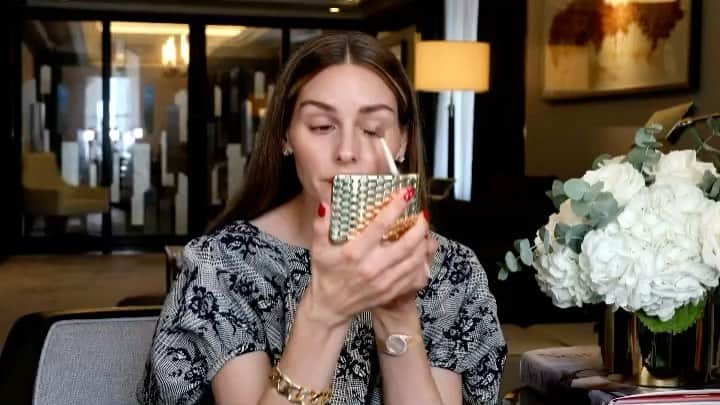 オリヴィア・パレルモのインスタグラム：「Sharing a little video on how I’ll be wearing Matte Lipstick in Poppy all autumn long 💄🍂 Check out the full how-to over on @oliviapalermobeauty 😘」