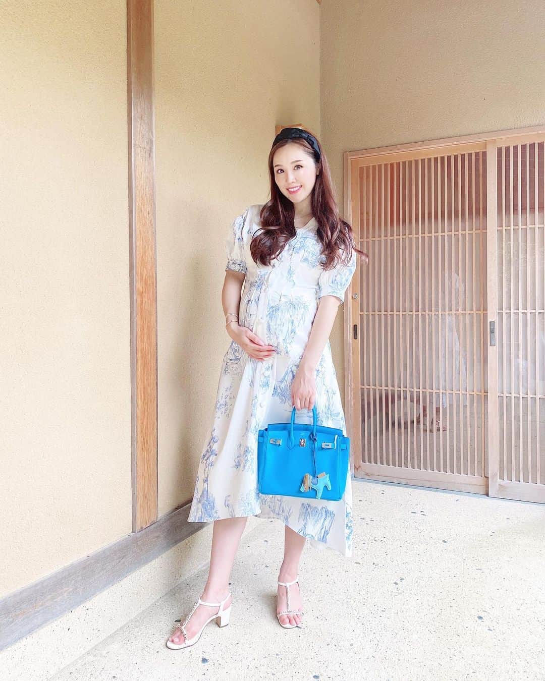 石田安奈のインスタグラム：「𝐦𝐚𝐭𝐞𝐫𝐧𝐢𝐭𝐲𝐟𝐚𝐬𝐡𝐢𝐨𝐧💓  妊娠中はワンピース率高め👗 後ろのリボンで調節できる @cpito_official  さんの服は9ヶ月頃まで着てました💓 前はボタンだから出産後も授乳できるし❤️  きゃわ💓💓💓 妊娠中もオシャレしたいよね🥺  #妊娠#妊婦#臨月#マタニティーコーデ#出産#プレママ#マタニティフォト#38週#妊娠後期 #妊娠中 #妊娠10ヶ月 # 妊娠レポ #Maternity #maternityfashion #hermes #Birkin25#chanel  @hermesnomori @hermes_community」
