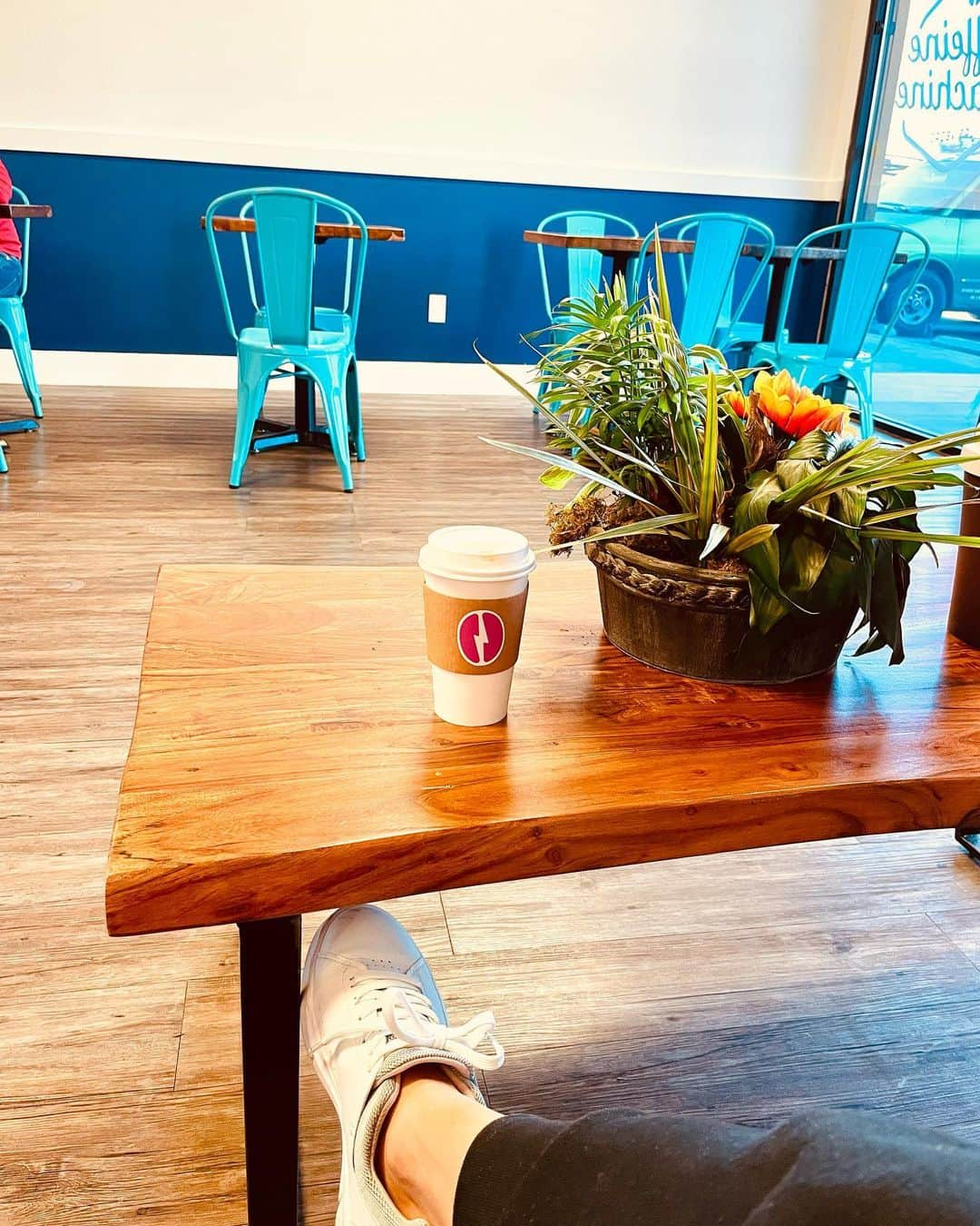 村主章枝さんのインスタグラム写真 - (村主章枝Instagram)「Chilling time @caffeinemachinelv  #coffeetime  #lasvegasfoodie  #ラスベガス生活」10月4日 2時28分 - fumie.suguri