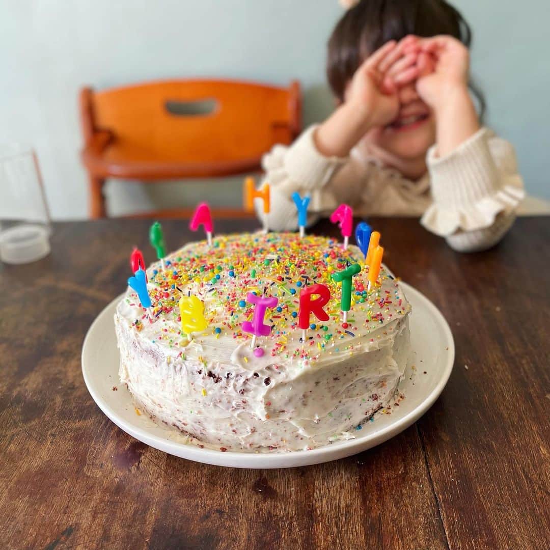MEGのインスタグラム：「かなり久々の投稿。月日が経つのは早いですなぁ... 今年も友人宅でバースデーソングを歌っていただきました、照れた。たぶんまたひとつ歳をとりました。 #DM下さった方もありがとうございます」