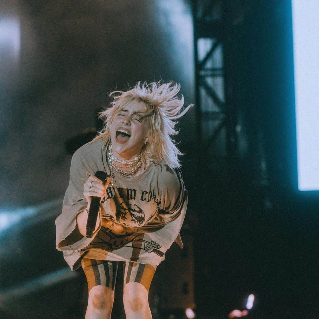 ビリー・アイリッシュさんのインスタグラム写真 - (ビリー・アイリッシュInstagram)「last night was fucking crazy. one of my favorites」10月4日 5時36分 - billieeilish