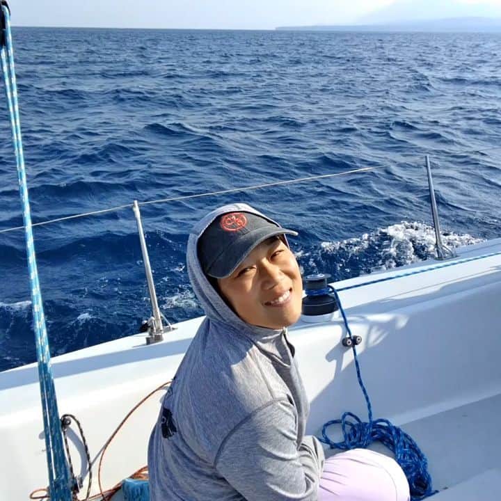 マーク・ザッカーバーグのインスタグラム：「Sailing with Priscilla and friends. Shot on 😎」