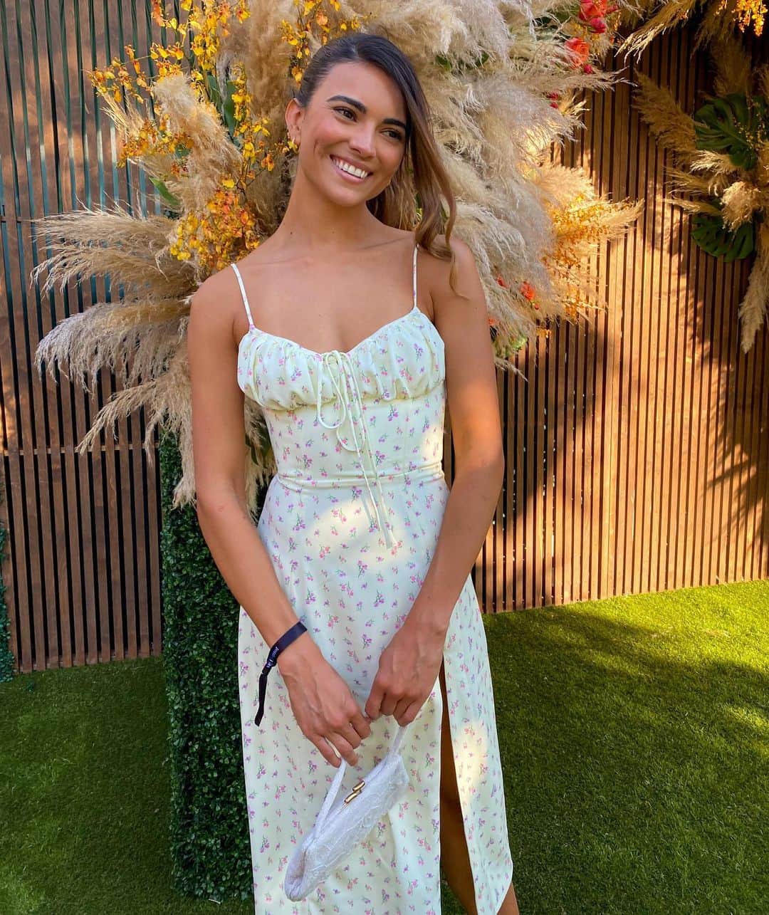 キラ・サントーロのインスタグラム：「Yesterday was cute 🦋💛🌻」