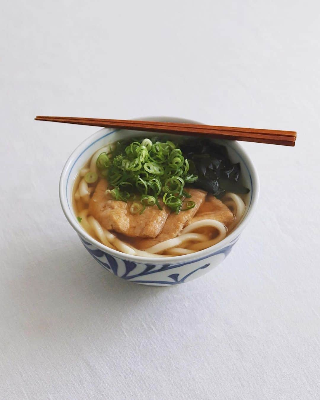 樋口正樹のインスタグラム：「Kitsune Udon . 今朝はうどんで、 お揚げとわかめ。 . . . #きつねうどん #きつね #キツネ #わかめ #うどん部 #うどん #饂飩 #お揚げ #お揚げさん #udon #udonnoodles #kitsune #kitsuneudon #japanesenoodles」