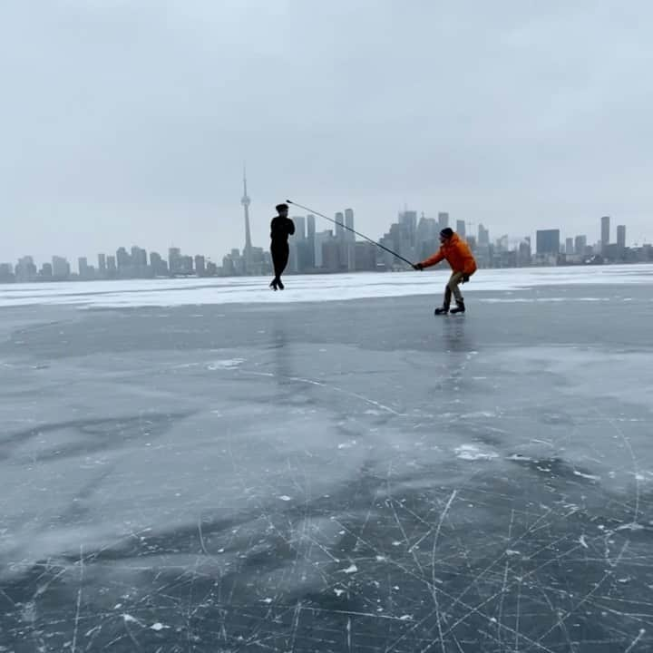 ナム・グエンのインスタグラム：「Can’t wait for winter so I can get back out on the lake and skate in front of the view🥰」