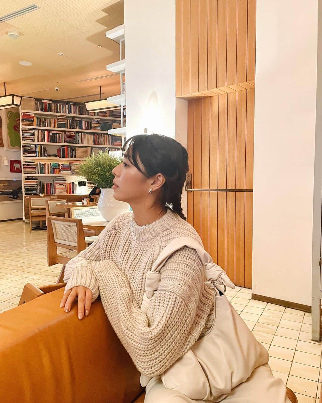 わちみなみのインスタグラム：「真っ白でもこもこ 寒くなってきたね  最近は、 キングオブコント観て大笑いしてました。  たくさん笑って、 風邪ひかないようにしなきゃ！  収録後で髪の毛が編み込み。 雰囲気変わるね！🤠  #編み込み　#秋服コーデ #セーター」