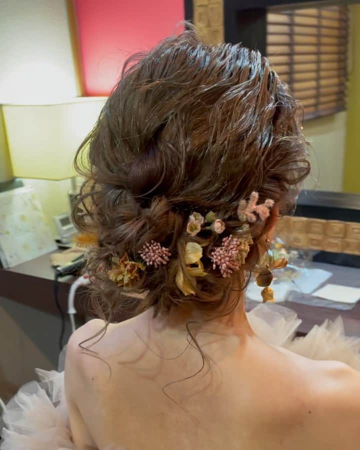 sakincho1028のインスタグラム：「お色直し🌼 柔らかくて可愛らしい雰囲気に合わせて💫 #sakinchohair  #hairarrange#hair#arrange#hairset#ヘアアレンジ#アレンジ#ヘアセット#豊橋#美容室#ヘアメイク#出張ヘアメイク#ブライダルヘア#ウェディングヘア#結婚式#花嫁#花嫁ヘア#前撮り#フォトウェディング#ブライダルフォト」