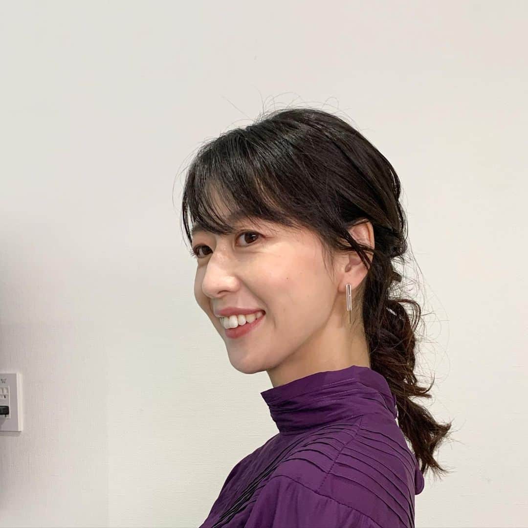 虎谷温子のインスタグラム：「今日も　@aic_hair_makeup さんにいい感じにオシャレにしてもらっている…はずです！笑 (後ろなので自分ではよく見えませんが😅) #すまたん」
