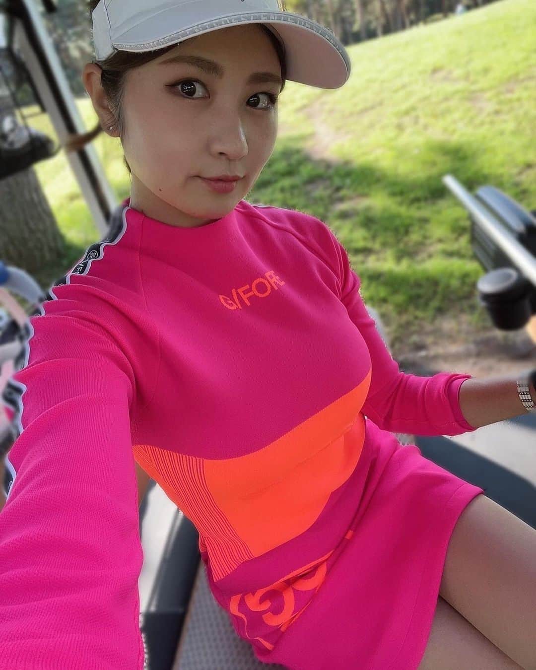 のインスタグラム：「ビビットカラー🍒♡  こんな鮮やかな色、ゴルフの時にしか楽しめない😆💖 ゴルフ場のグリーンと青空との相性抜群でした⛳️  ワンピースってポケットが1つしかなかったりで ゴルフの時使い勝手悪いな〜って印象だったんだけど、 @gfore のワンピースはポケットがたくさんで とってもゴルフしやすかった😳💕 腰の左右とおしりで3つポケットあるの👏  シルエットも綺麗だし気に入りました💓  one-piece▶︎ @gforejapan  . #まいごるふ#ゴルフ#ゴルフ女子#ゴルフスイング#ゴルフウェア#ゴルフコーデ#maigolf#golf#golfswing#golfwear#gfore#gforegolf#골프#골프스윙#골프중독#골프웨어」