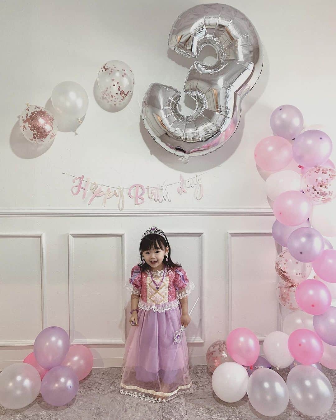 さっぴちゃんのインスタグラム：「... . 3歳のお誕生日おめでとう👧🏼🧁 最近はプリンセスがお好きです🤍💜 . この前産んだばかりな気がするのに もう3歳なんて早すぎてびっくりしますね☺️♡ . 書きたいことは山ほどあるけど、兎にも角にも これまで元気に過ごせたことに感謝して☺️ . これから幼稚園にも行くようになるし、 毎日色んな事があるだろうけど 明るくて元気で笑顔いっぱいのまま あかりの人生がずっと幸せであれと願うばかり☺️。 . 何もできなかった赤ちゃんの頃から 1人でできることが増えた今日まで 色々思い返すとすぐ泣いちゃうくらい 毎日が宝物すぎて、文字打つと涙が止まらない😂 . 改めてお誕生日おめでとう𓂃👧🏼𓈒𓏸 ママの元に産まれてきてくれてありがとう もうね本当にあかりのおかげで幸せよ私🥺。 . 毎日ありがとう♡♡大好き☺️🤍🤍ˎˊ˗ . . 最後の動画は写真を撮ってる最中に飾りが 落ちてきたので、その後時折怖くなって 壁から逃げながら歌っております😂♬♪♩♫ . . ………………………………(♡)……………………………… .」