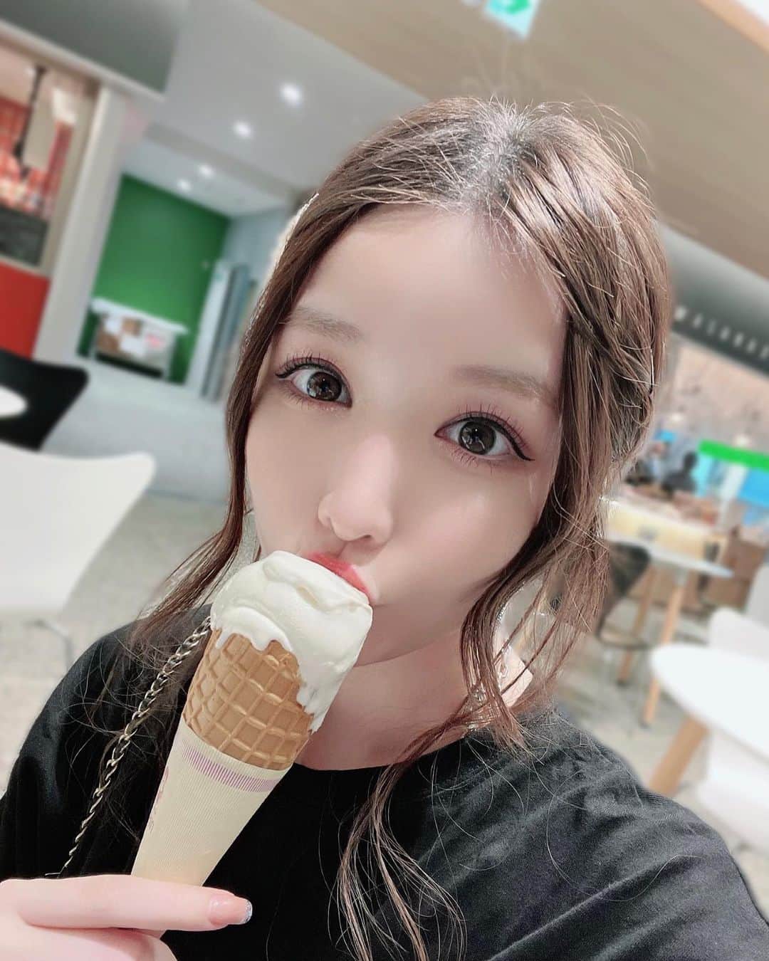吉見衣世のインスタグラム：「お仕事終わって東京帰るー☺️💓  #撮影#でこっぱち#ポニーテール#アイス#ソフトクリーム」